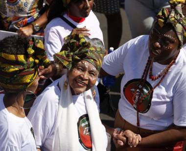 Marcha das mulheres negras une gerações na orla do Rio de Janeiro